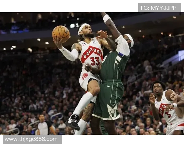 NBA常规赛精彩对决雄鹿挑战猛龙谁能笑到最后尽在CCTV直播中